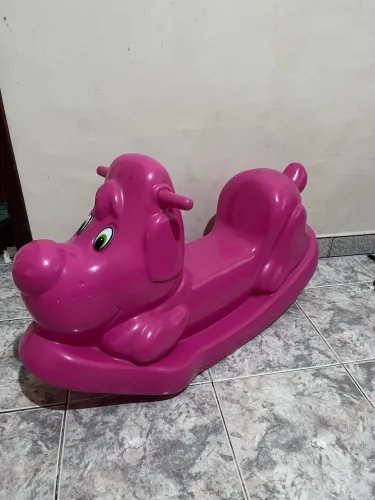 gangorra infantil em formato de cachorrinho de plástico na cor rosa