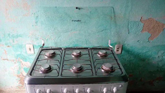 Precisa de um fogão 6 bocas barato? Esmaltec Branco usado, com marcas reais e preço bom