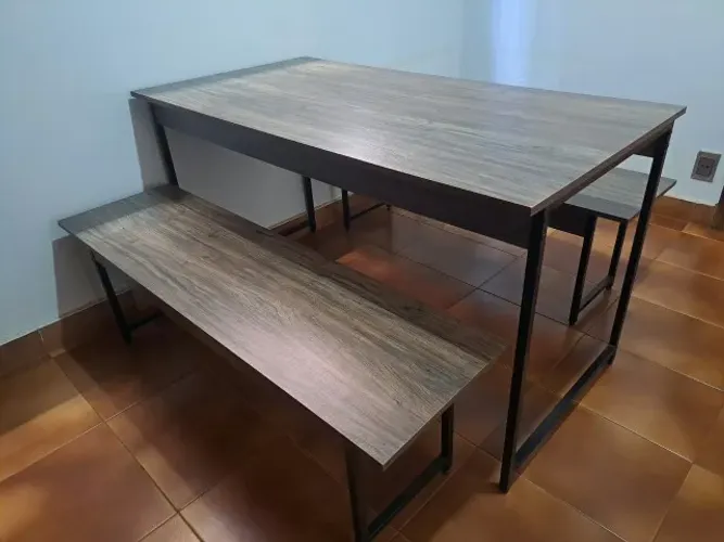 Conjunto de Mesa com bancos