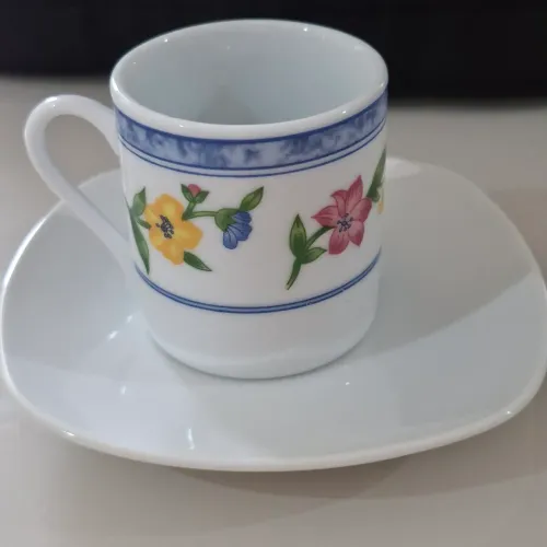 Xícara de Porcelana Heritage Café com Flores + Pires