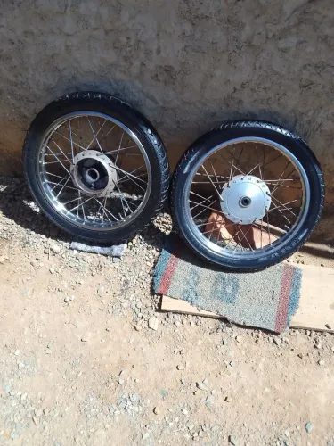 Vendo par de rodas completo