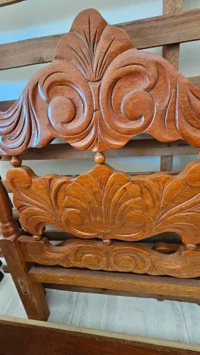 Cama de madeira com colchão de casal
