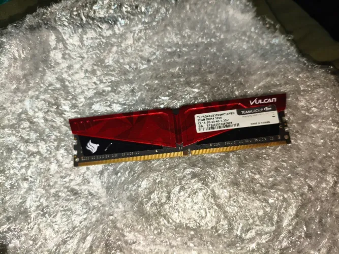 Memória RAM TeamGroup Vulcan 32GB DDR4 3200MHz - COM DEFEITO