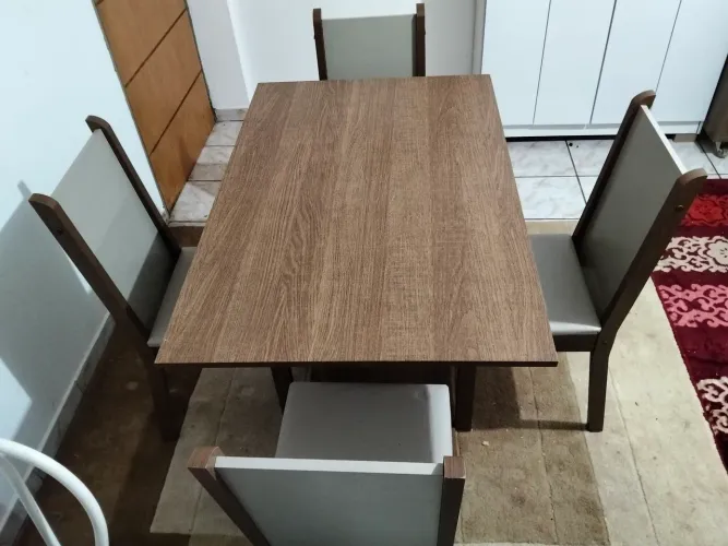 Mesa Quadrada com 4 Cadeiras Almofadadas - Pouco Usada e Muito Resistente