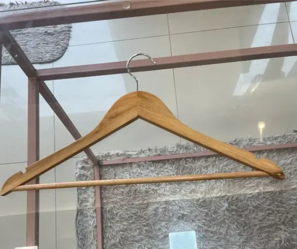 Cabide de madeira adulto ( 5 reais a unidade)