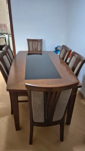 Mesa de jantar em madeira maciça