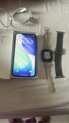 iPhone 13 novo e um Apple Watch usado