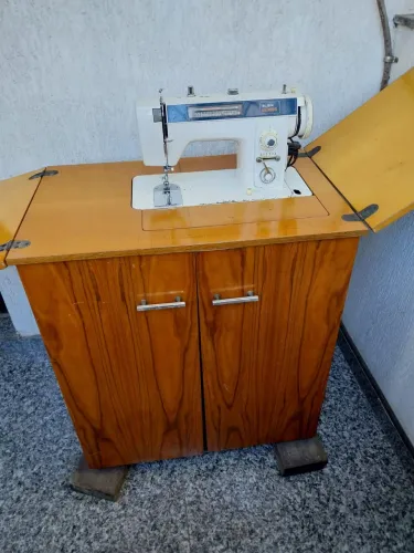 Máquina de costura Elgin gênios com gabinete