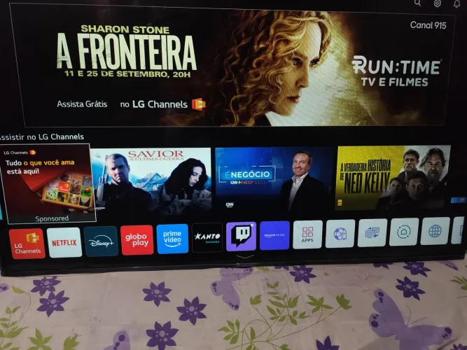 Tv smart 55 LG tela infinita com control mágico ela tem algum detalhe por fora