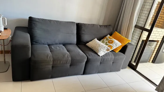 Sofá cinza de 2 lugares - confortável e conservado