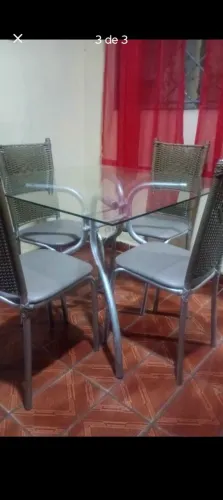Messa de vidro com quatro cadeiras