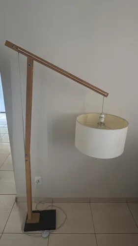 Luminária de chão/piso para canto de leitura tripé de madeira