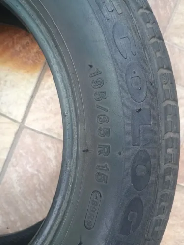 Vendo par de pneus crystones 