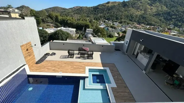 LINDA CASA COM PISCINA NO CONDOMÍNIO MANSÕES DA PRATA