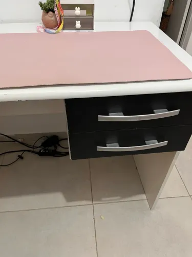 Mesa de escritório usada em bom estado