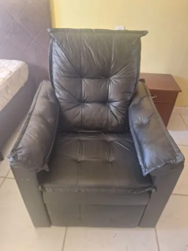 Poltrona de cerimônia preta em.estado de nova