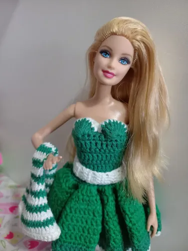 Boneco barbie linda, tem uma pequena trinca mo pescoço.