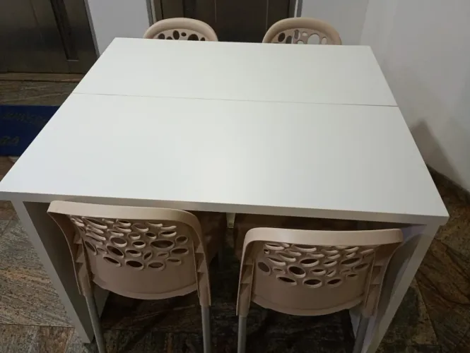 Mesa branca com 4 cadeiras