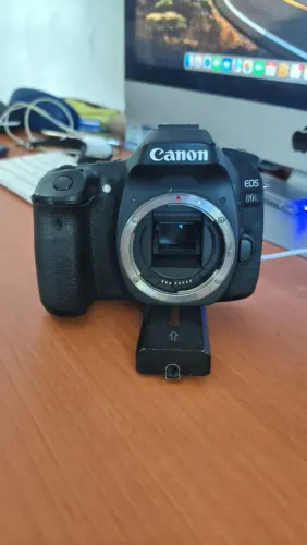 Câmera Cannon 80D sem lente, com 1 bater(tem conversa)ia, carregador.