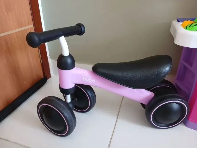 Bicicleta de equilíbrio da Buba na cor rosa.