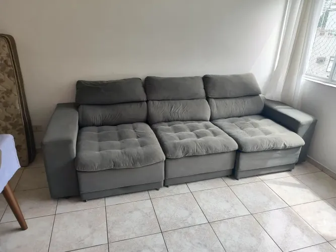 Vendo sofá retrátil 3 lugares semi novo 1 ano de uso me chama no WhatsApp * 