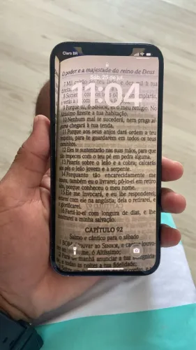 iPhone 12 Pro Max com um mínimo detalhe