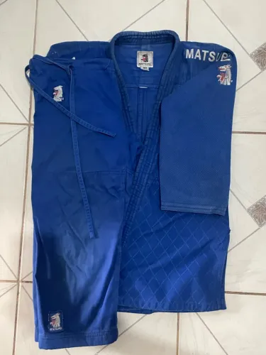 Vendo quimono trançado azul, bom pra competições e treino