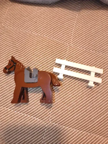Minifigura Lego Cavalo com cerca de Brinde.