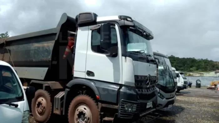 ITAÚNA/MG - CAMINHÃO M.BENZ AROCS 4851 K8X4 BASCULANTE ANO 2021/2021