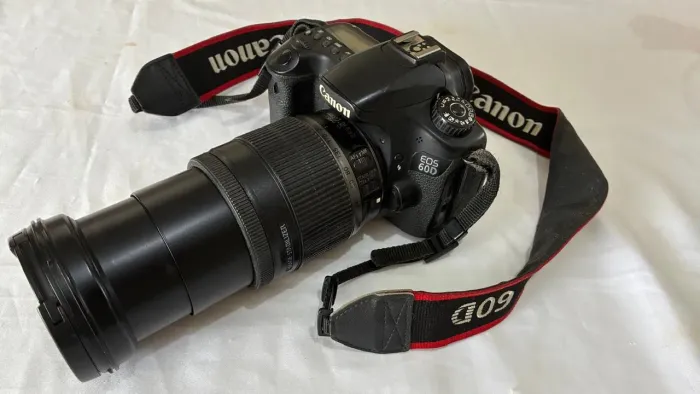 Canon 60D com lente 18-200mm 