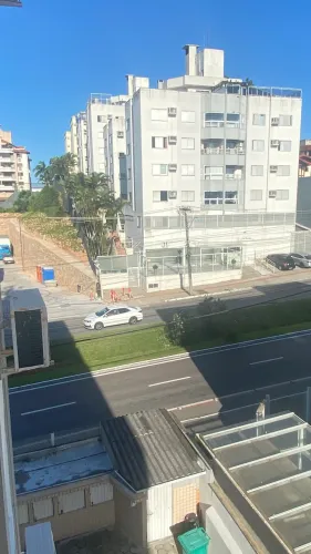Excelente apartamento semi-mobiliado e super bem localizado.