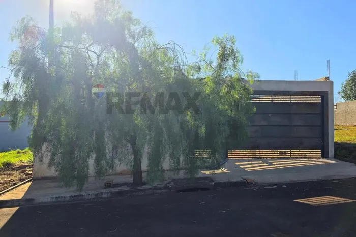 Terreno plano murado com 250,16 m², com calçada, portão social e de garagem no Jardim Amál