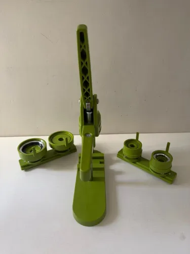 MÁQUINA DE FAZER BOTTONS 