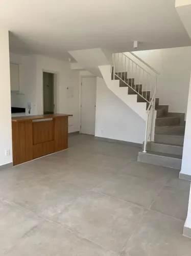 Apartamento com duas suítes, 2 vagas e varanda para locação na Vila Madalena/SP
