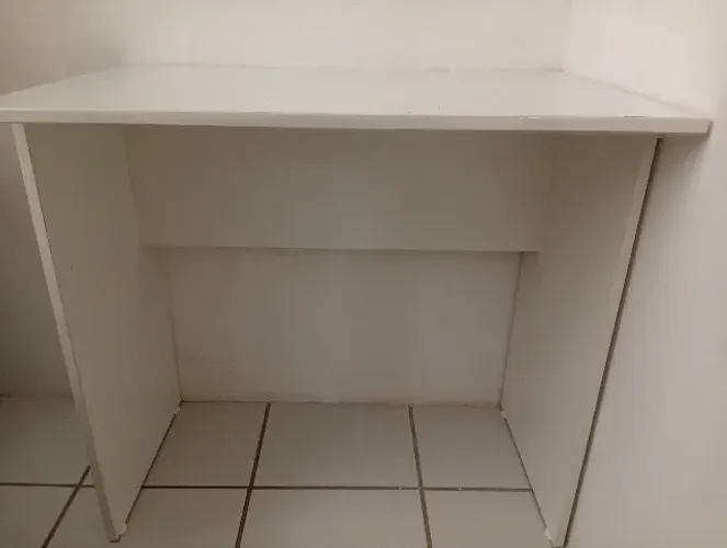 Mesa branca 90 cm x 50 cm