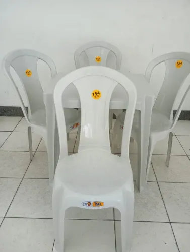 Jogo Cadeira de Plástico testada em 154kg