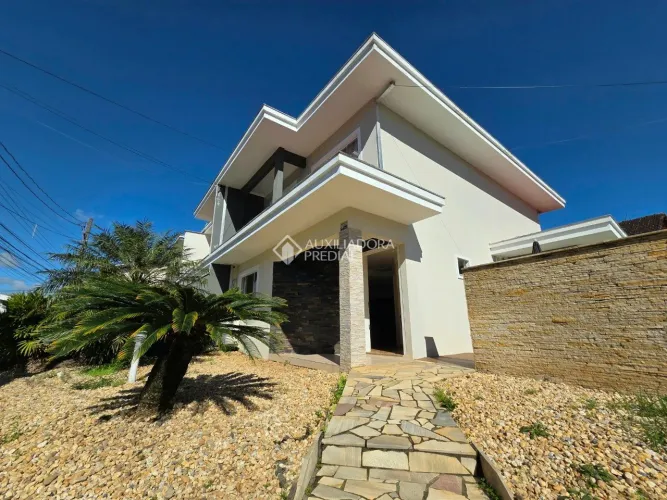 Sobrado Geminado Mobiliado com 3 quartos sendo 1 suíte com closet, piscina e 3 vagas, no F