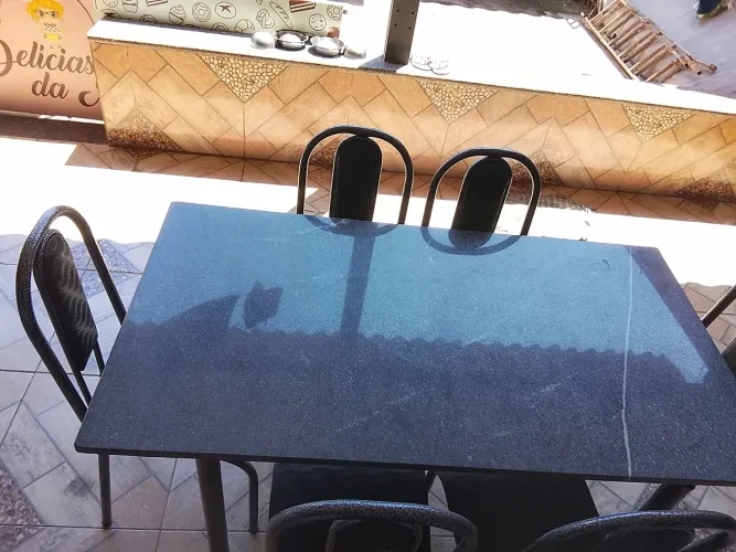 Vendo um jogo de mesa de mármore com seis cadeiras