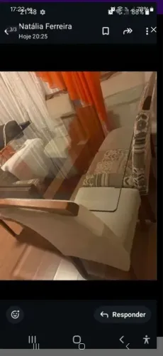 Mesa de jantar com seis cadeiras, tampa de vidro e madeira