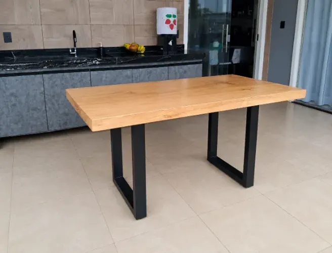Mesa de Jantar em madeira maciça