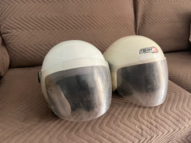 Dois capacetes semi novos