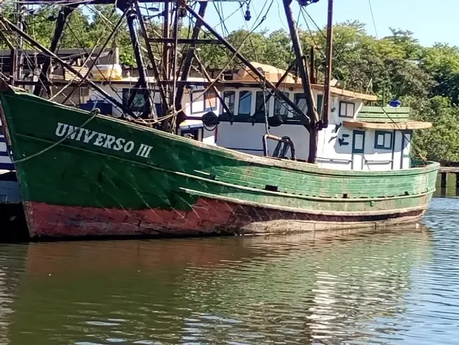 Embarcação de pesca de arrasto com licença pra camarão rosa, motor Scania 290 e reversor Z