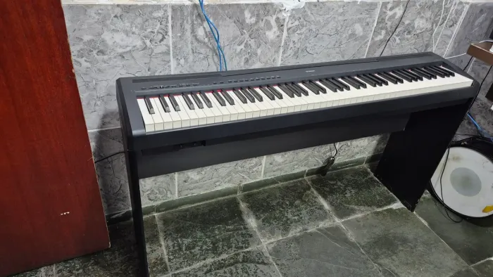 Piano Digital Yamaha p95 - com estante original