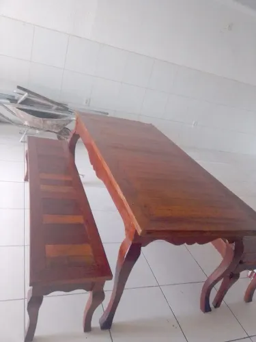 Mesa de madeira com dois bancos todo envernizada de 2,15 por 80
