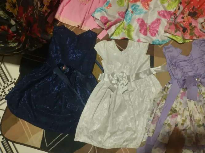 Vende-se vestido de menina infantil de 10 a 6 e 5 reais também tem sapato e sandália