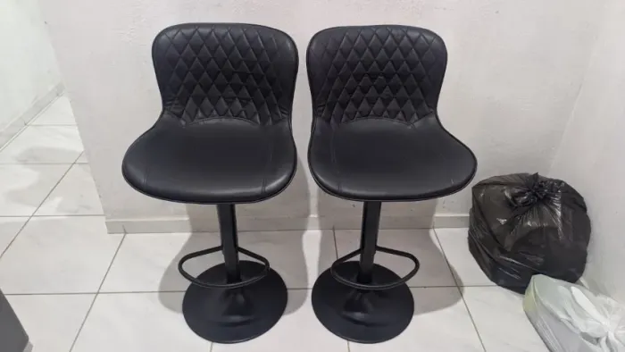 Kit 2 banquetas para cozinha americana - acolchoada e giratória