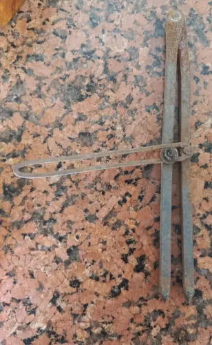 Antigo compasso de ferro feito à mão ferramenta manual antiguidade soldador torneiro 