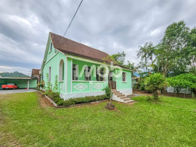 Chácara com 1.833 m² de área total, Jaraguá 99