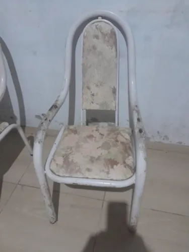 4 cadeiras faltando somente lixar e pintar. Zap *