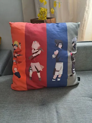 Almofada Naruto,  Sakura, Sasuke e Kakashi.